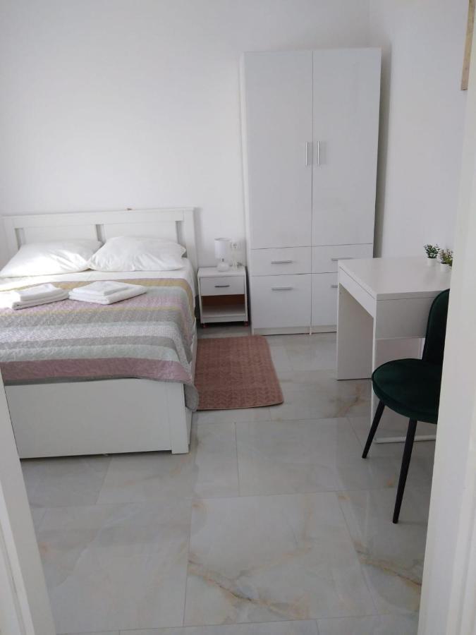 Apartment With Terrace And Garden พิโรวัซ ภายนอก รูปภาพ