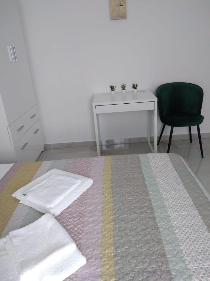 Apartment With Terrace And Garden พิโรวัซ ภายนอก รูปภาพ