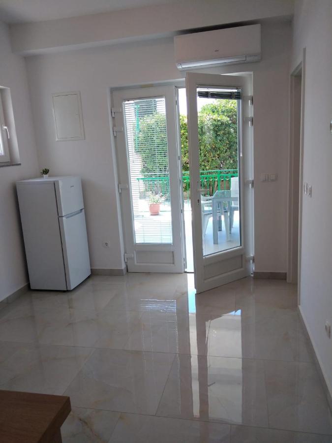 Apartment With Terrace And Garden พิโรวัซ ภายนอก รูปภาพ