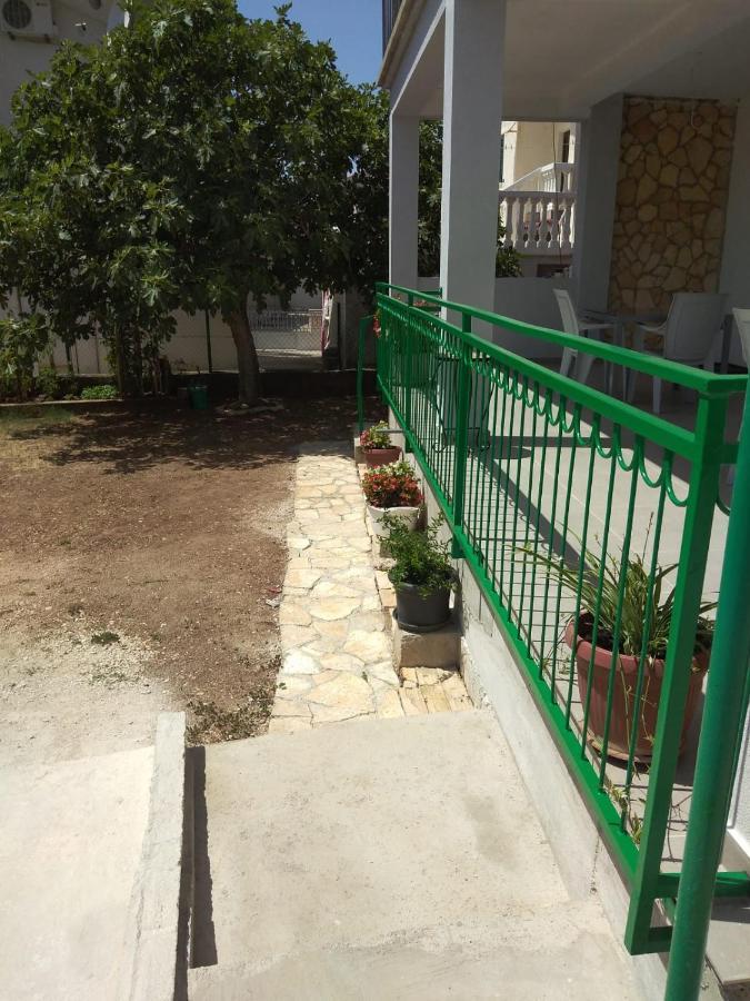 Apartment With Terrace And Garden พิโรวัซ ภายนอก รูปภาพ