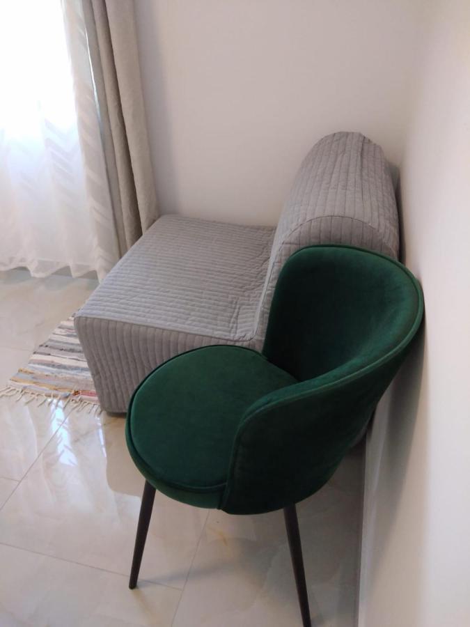 Apartment With Terrace And Garden พิโรวัซ ภายนอก รูปภาพ