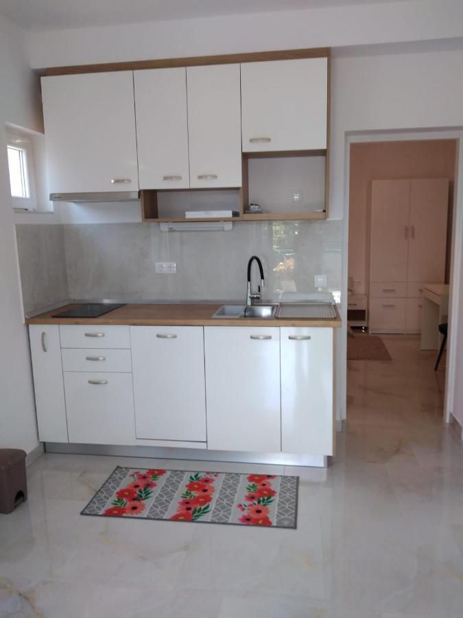 Apartment With Terrace And Garden พิโรวัซ ภายนอก รูปภาพ