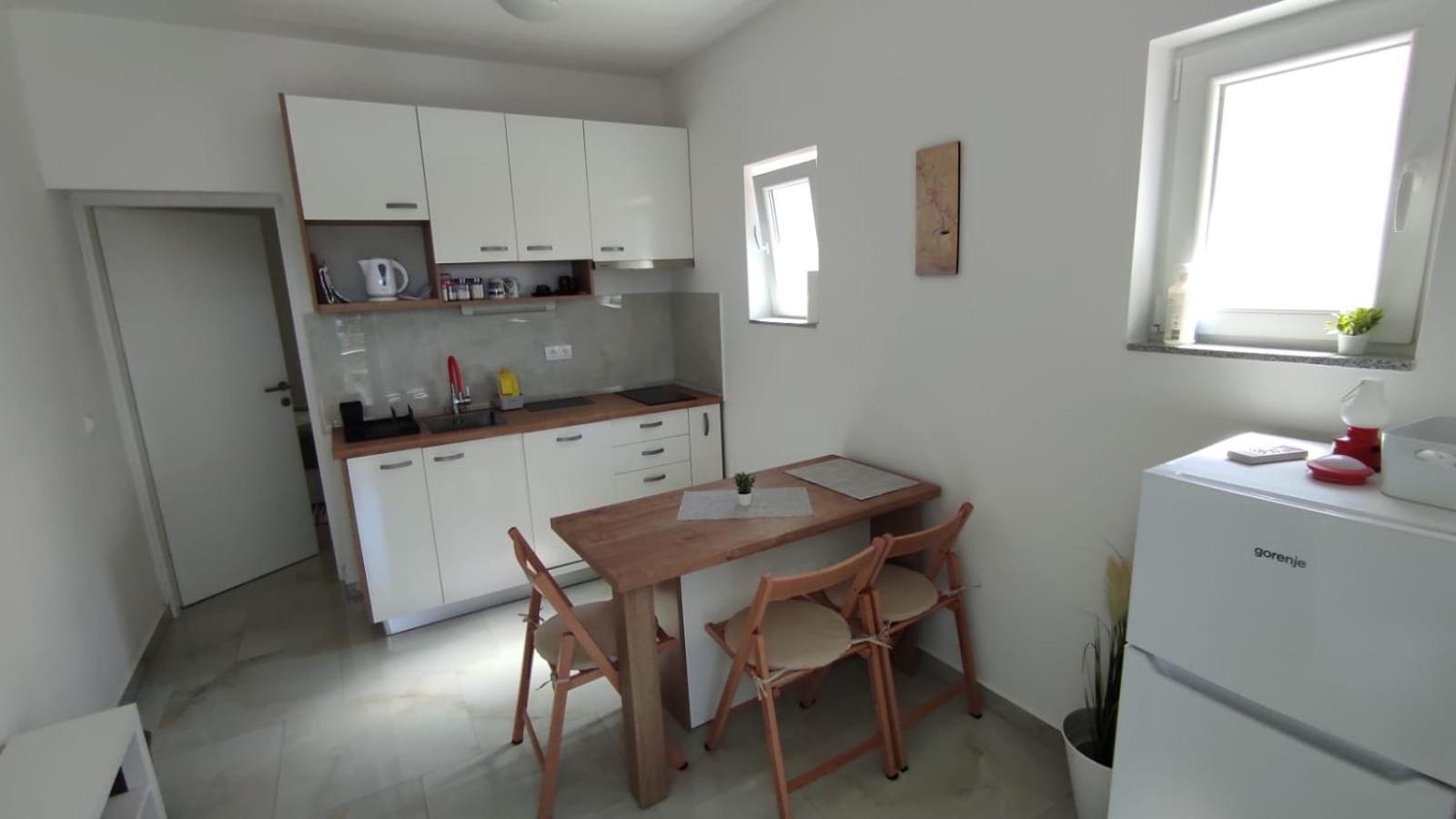 Apartment With Terrace And Garden พิโรวัซ ภายนอก รูปภาพ