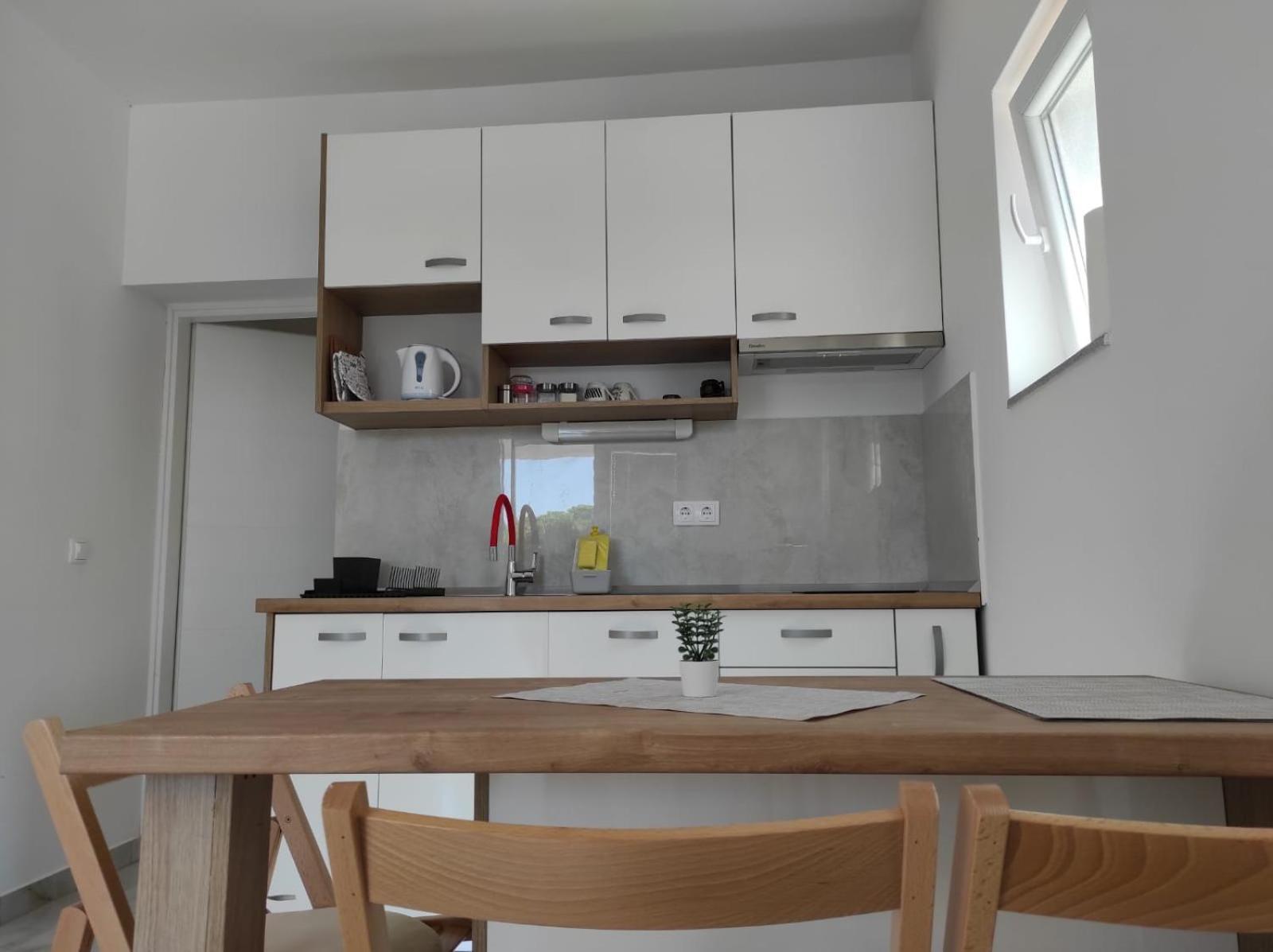 Apartment With Terrace And Garden พิโรวัซ ภายนอก รูปภาพ