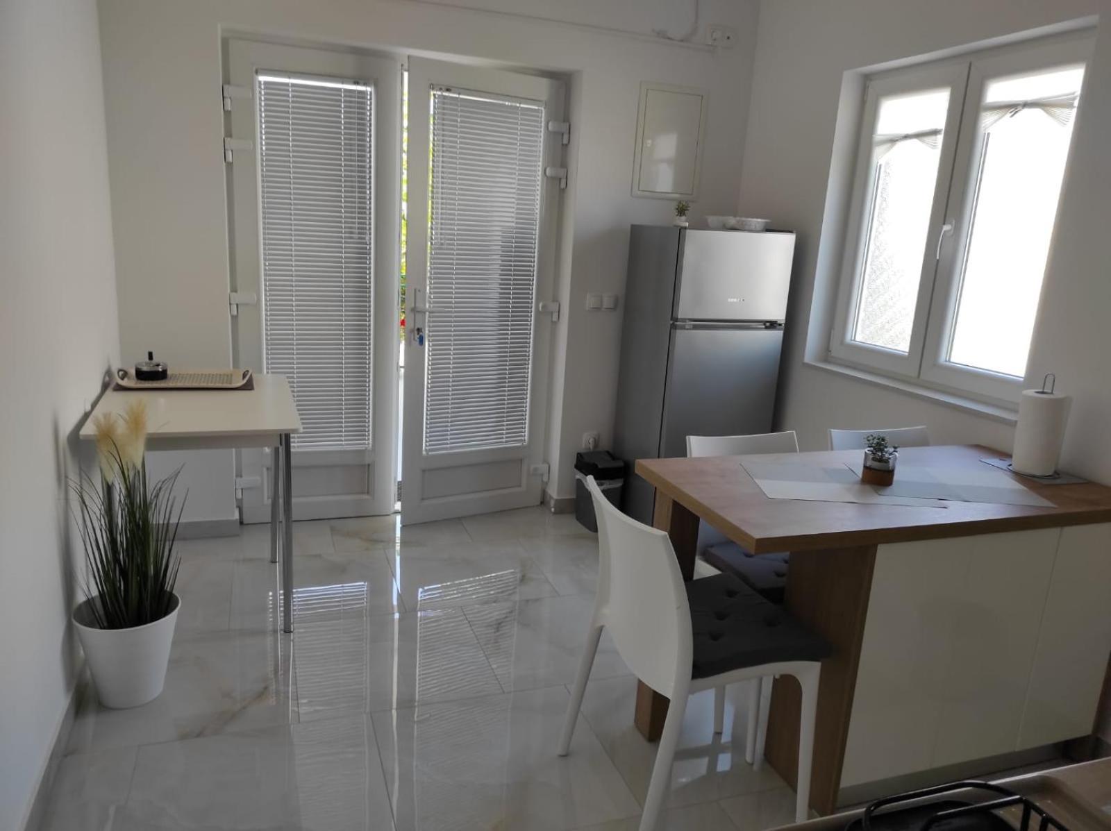 Apartment With Terrace And Garden พิโรวัซ ภายนอก รูปภาพ