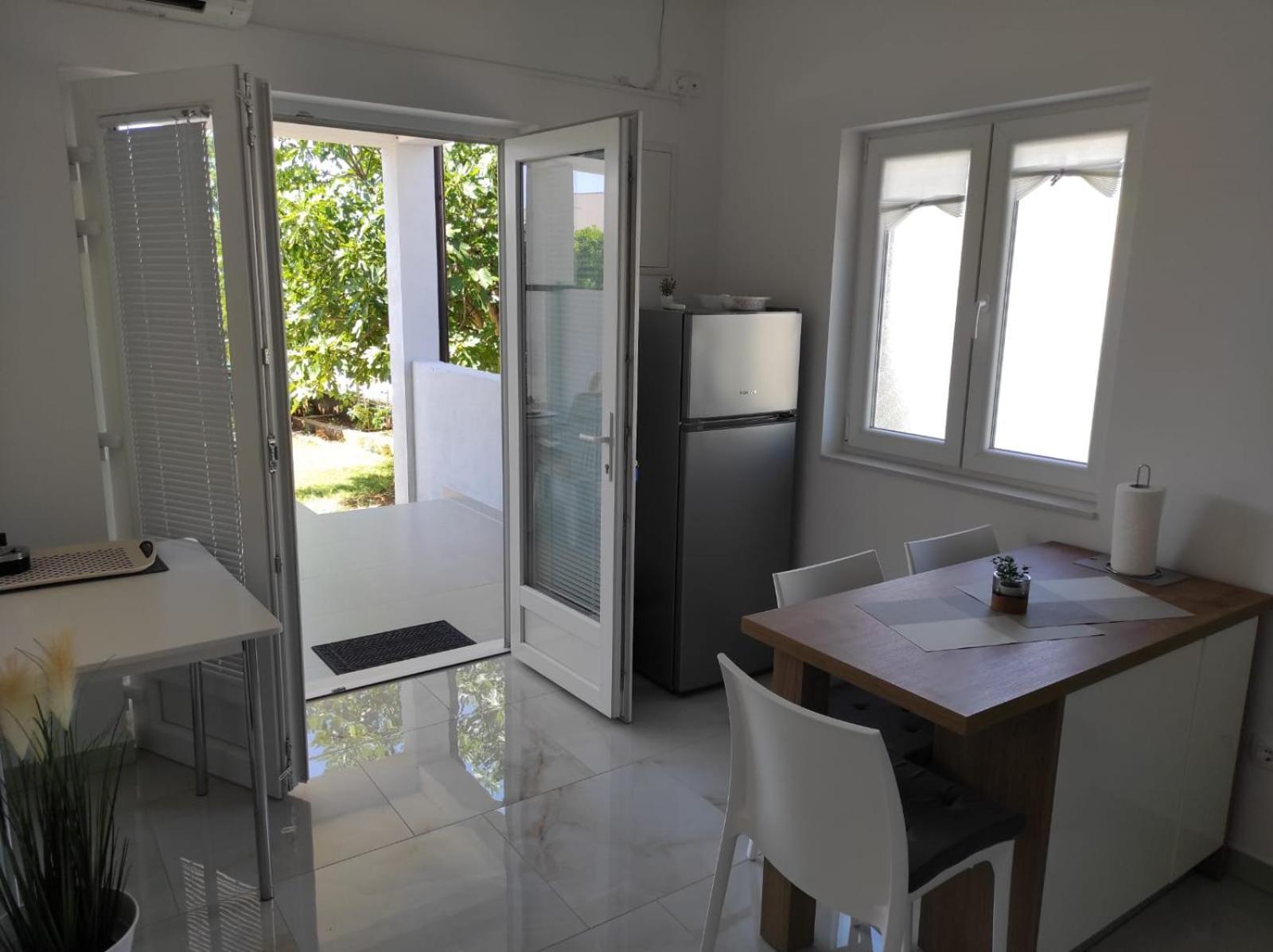 Apartment With Terrace And Garden พิโรวัซ ภายนอก รูปภาพ