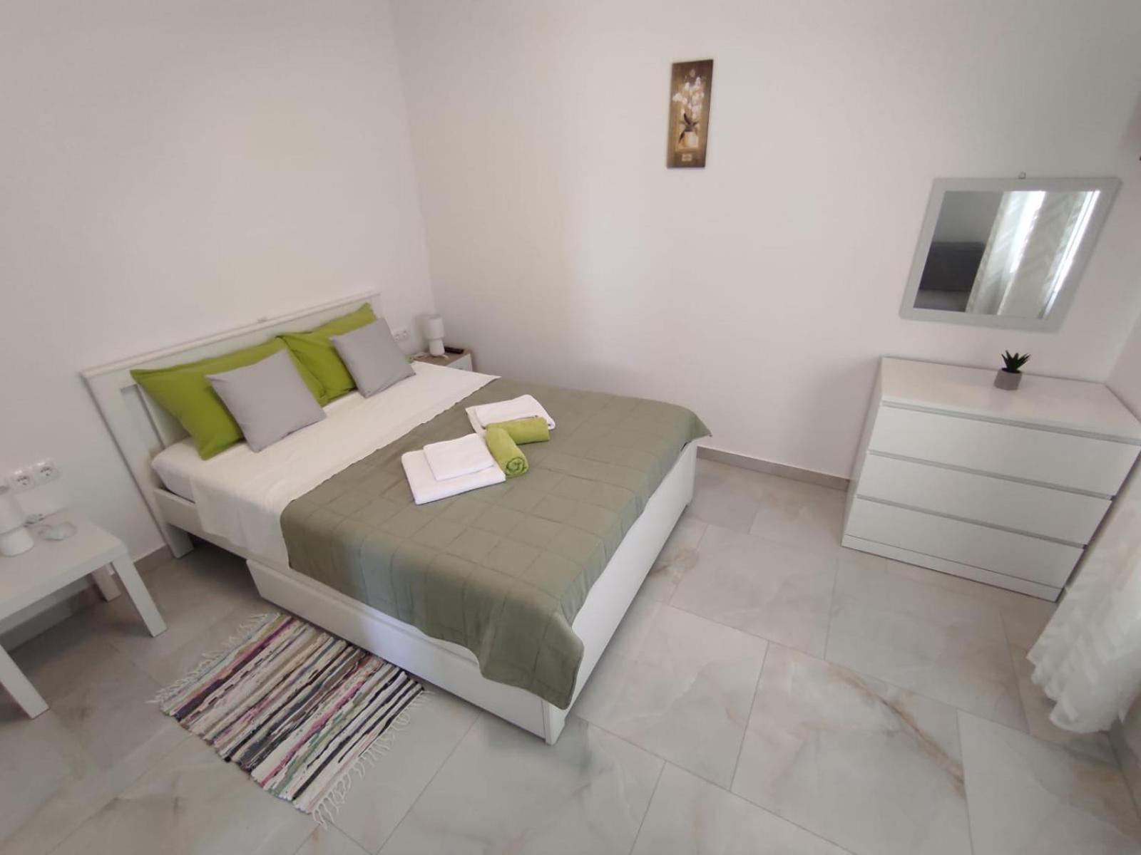 Apartment With Terrace And Garden พิโรวัซ ภายนอก รูปภาพ