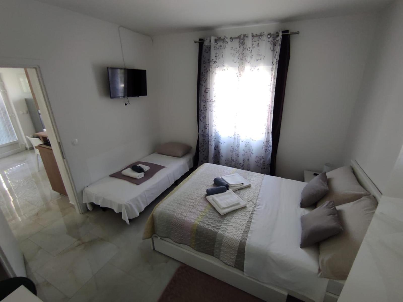 Apartment With Terrace And Garden พิโรวัซ ภายนอก รูปภาพ