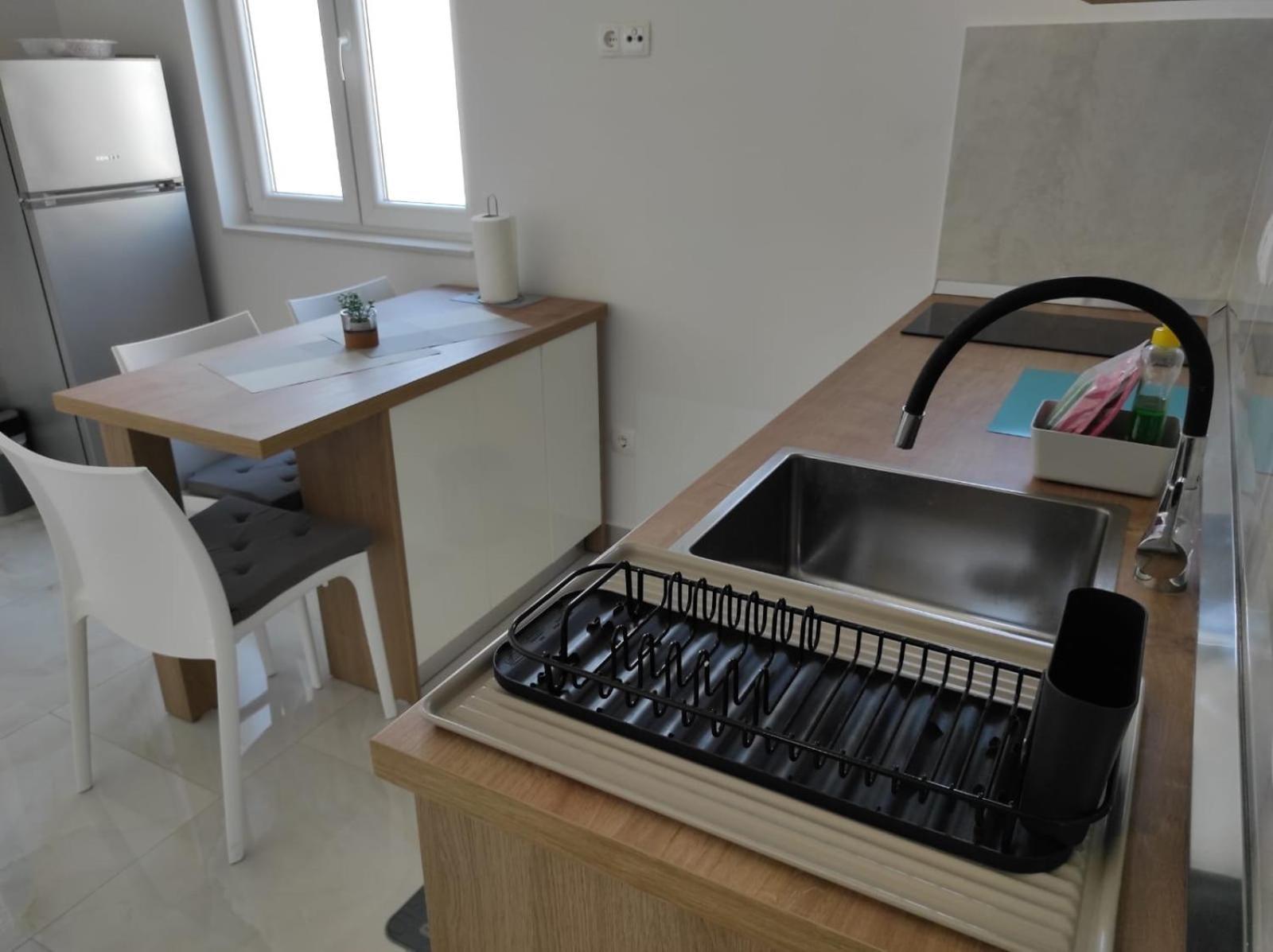 Apartment With Terrace And Garden พิโรวัซ ภายนอก รูปภาพ