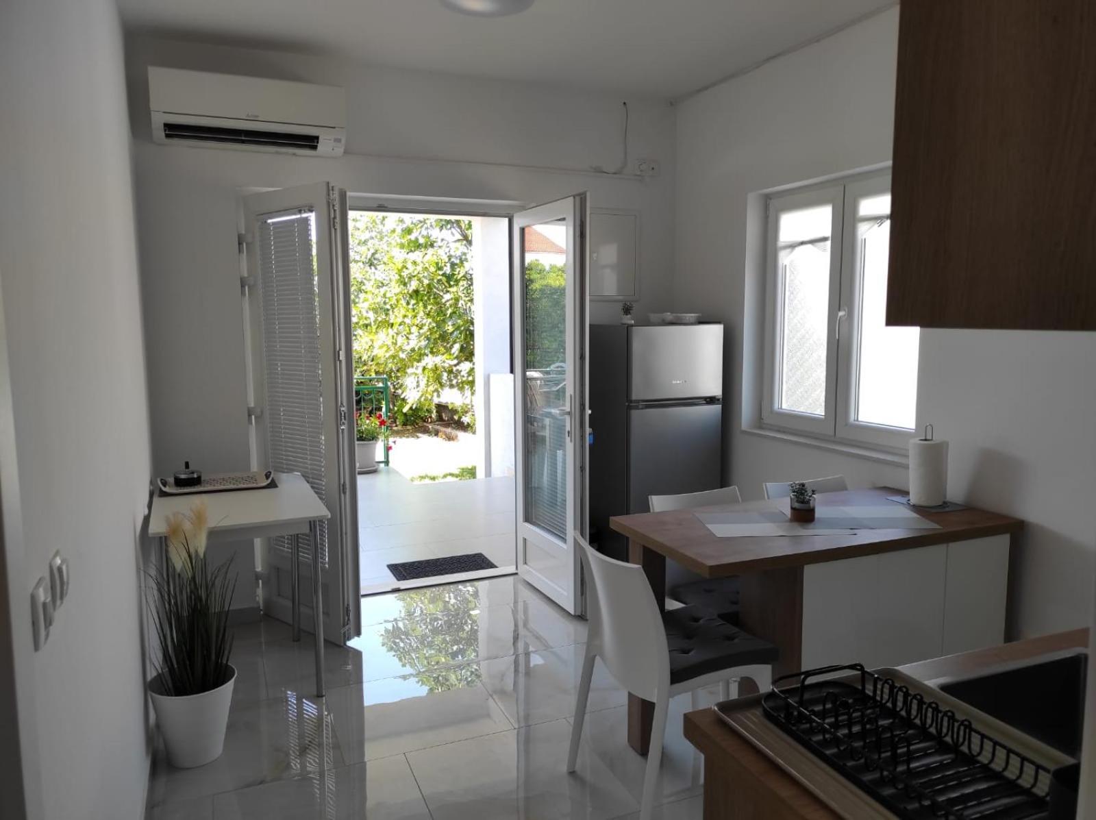 Apartment With Terrace And Garden พิโรวัซ ภายนอก รูปภาพ