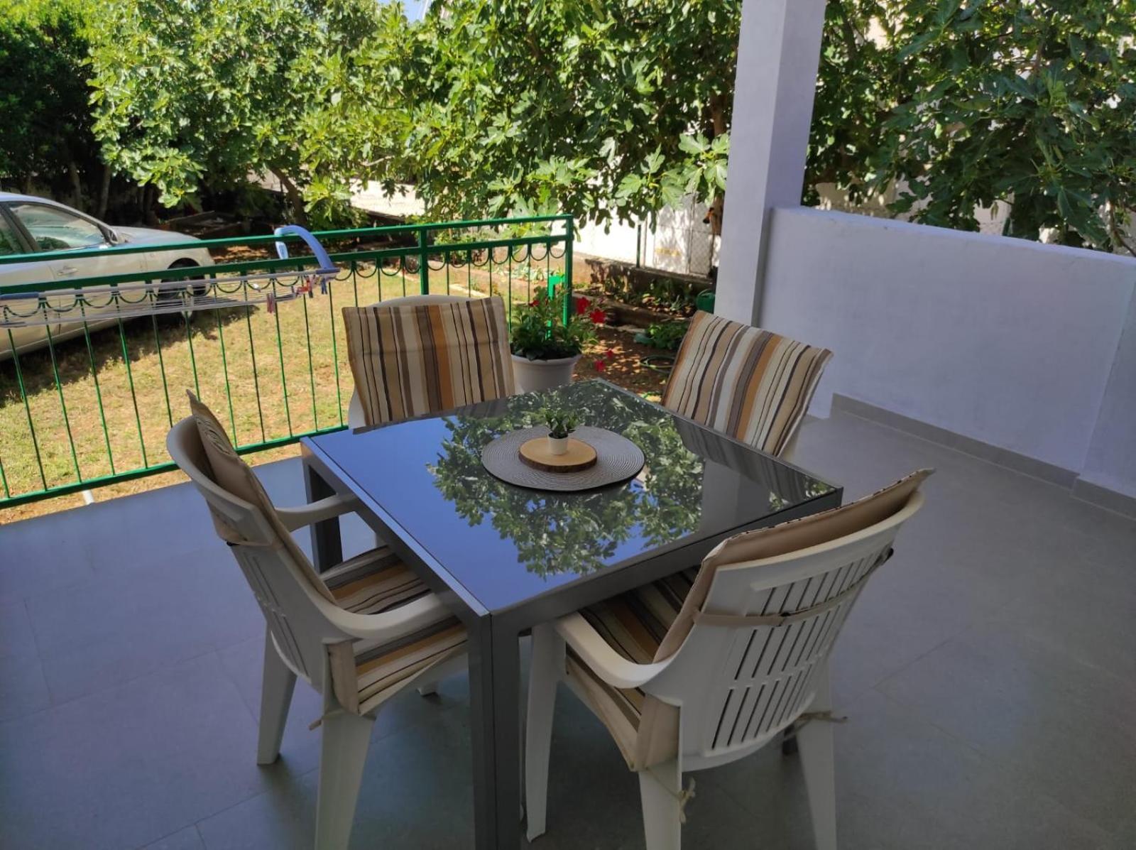 Apartment With Terrace And Garden พิโรวัซ ภายนอก รูปภาพ