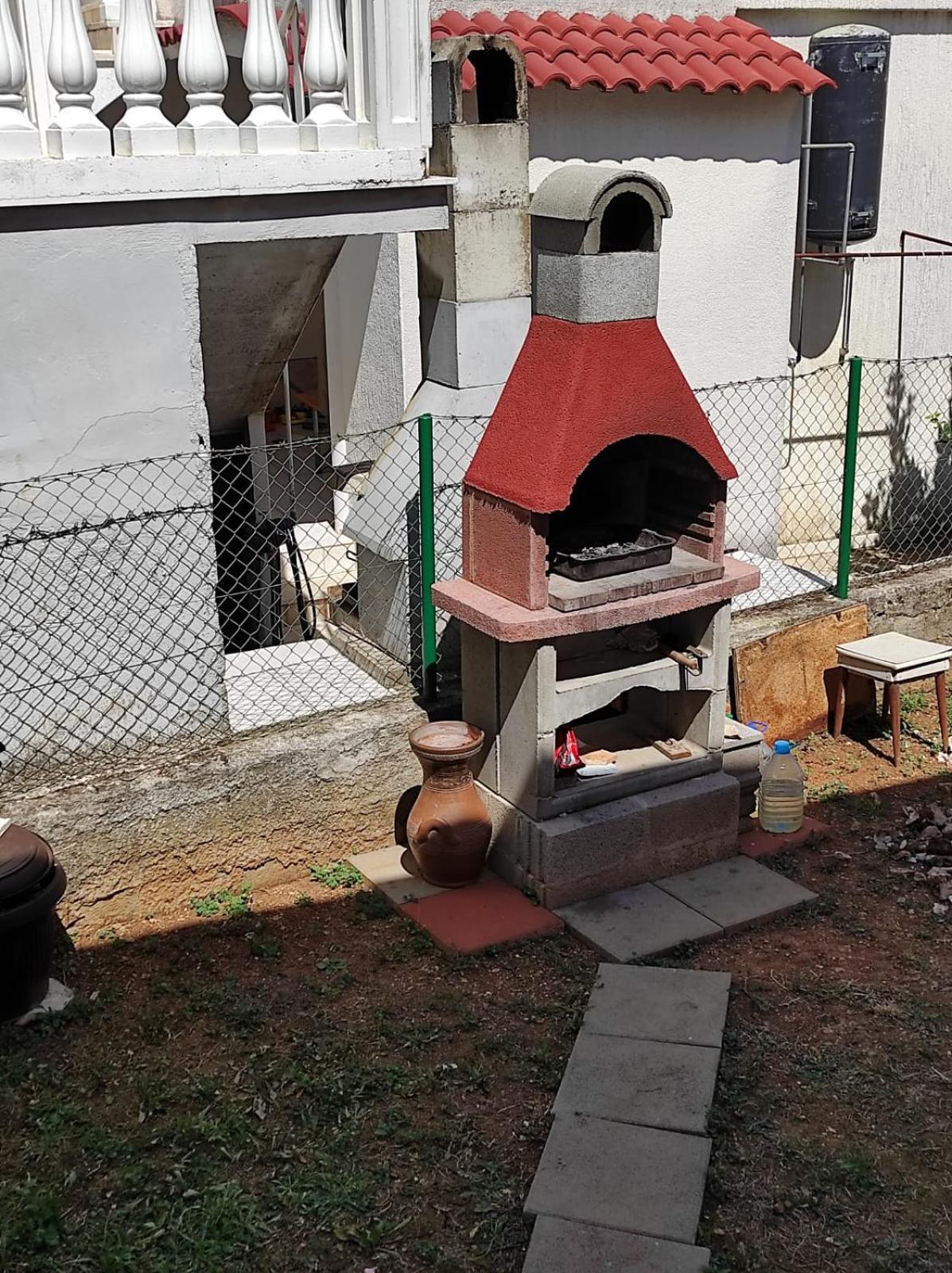 Apartment With Terrace And Garden พิโรวัซ ภายนอก รูปภาพ